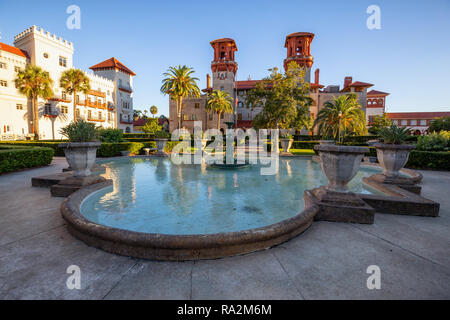 Saint Augustine, Floride, États-Unis - 30 octobre 2018 : Belle fontaine dans Lightner Museum lors d'un coucher de soleil. Banque D'Images