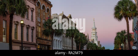 Belle vue panoramique sur la rue urbain au centre-ville de Charleston, Caroline du Sud, États-Unis. Prise lors d'un lever du soleil vibrant. Banque D'Images
