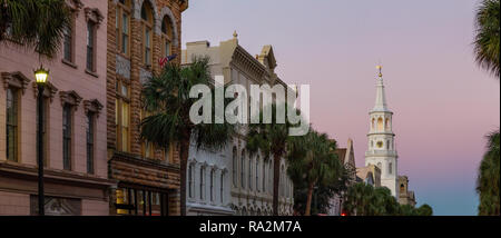 Belle vue panoramique sur la rue urbain au centre-ville de Charleston, Caroline du Sud, États-Unis. Prise lors d'un lever du soleil vibrant. Banque D'Images