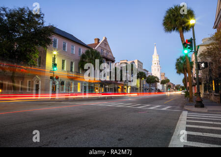 Belle vue sur la rue urbain au centre-ville de Charleston, Caroline du Sud, États-Unis. Prise lors d'un lever du soleil vibrant. Banque D'Images