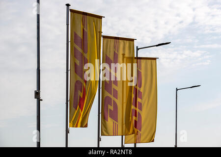 Sofia, Bulgarie - 17 octobre, 2018 : trois drapeaux jaunes sont vus DHL ondulant avec le vent à l'extérieur d'un entrepôt DHL près de l'aéroport. Banque D'Images