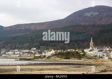 14 décembre 2018 à Newcastle Co l'Irlande du Nord avec le Slieve Donard et les montagnes de Mourne dans l'arrière-plan vue de la plage sur une co Banque D'Images