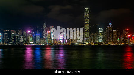 L'île de Hong Kong skyline at night Banque D'Images