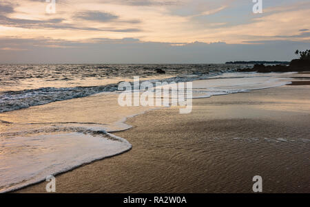 Coucher du soleil sur la mer d'Oman sur une belle soirée d'hiver, vue de l'Thottada beach, New Delhi, Inde. Banque D'Images