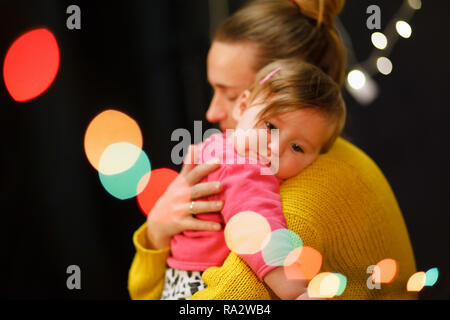 Mère épouse une petite fille qui pleure. Amour maternel. Soft focus Banque D'Images