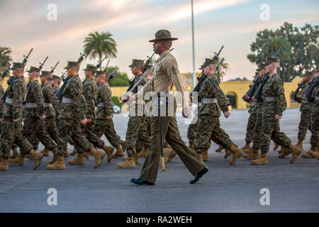 Un Corps des Marines américains en recrutement de la Compagnie Alpha, mars au cours d'un exercice à l'évaluation finale Marine Corps Recruter Depot San Diego le 22 décembre 2018 à San Diego, Californie. Les instructeurs de forage à une cadence d'appels leur peloton de garder les recrues à l'étape les uns avec les autres tout en marchant. Chaque année, plus de 17 000 hommes recrutés dans la région de recrutement de l'Ouest sont formés à MCRD San Diego. Banque D'Images