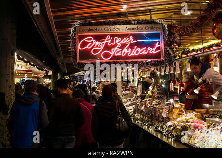 La nourriture traditionnelle stand à la marché de Noël de Strasbourg la nuit, place Broglie, Alsace, France. Banque D'Images