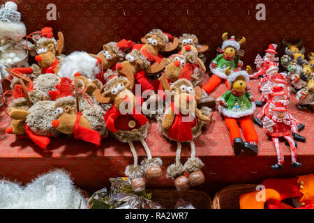 Le renne câlin ou des jouets mous en vente sur un stand au marché de Noël de Strasbourg, France, Europe. Banque D'Images