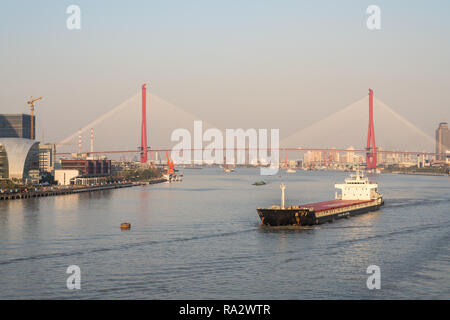 Pont suspendu sur le Huangpu River Road à Shanghai Banque D'Images