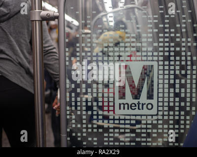 Washington Metropolitan Area Transit Authority logo métro WMATA transportent sur les nouveaux trains de la série 7000. Banque D'Images