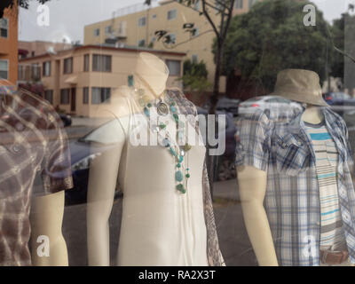 Mannequin Femme et homme debout dans chiffres vitrine Banque D'Images
