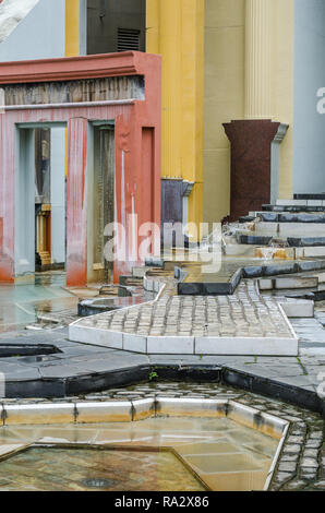 L'eau coule sur les marches en terrasses de la fontaine, Piazza d'Italia par Charles Moore, La Nouvelle-Orléans, Louisiane, États-Unis Banque D'Images
