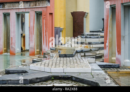 Fontaine en fonctionnement, eau s'accumulant sur des marches de pierre mouillées, Piazza d'Italia par Charles Moore, La Nouvelle-Orléans, Louisiane, États-Unis Banque D'Images