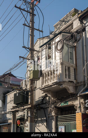 Câbles électriques et téléphoniques sur des poteaux à Shanghai Chine Banque D'Images