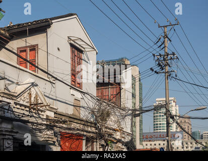Câbles électriques et téléphoniques sur des poteaux à Shanghai Chine Banque D'Images