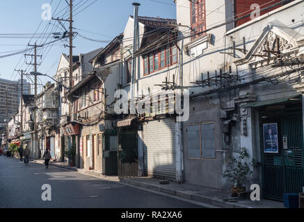Câbles électriques et téléphoniques sur des poteaux à Shanghai Chine Banque D'Images