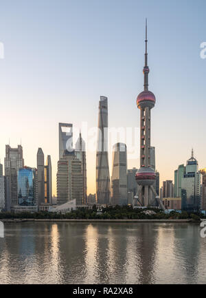 Skyline du quartier financier de ville de Shanghai à l'aube Banque D'Images