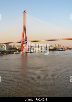 Pont suspendu sur le Huangpu River Road à Shanghai Banque D'Images