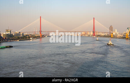 Pont suspendu sur le Huangpu River Road à Shanghai Banque D'Images