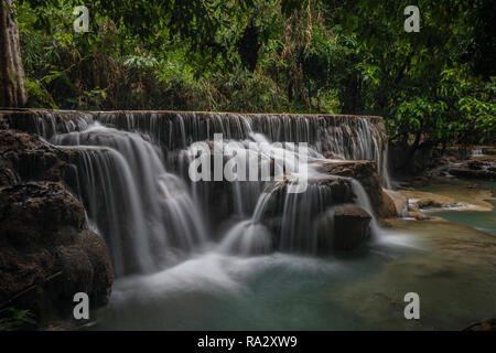 Belle vue sur les chutes de Kuang Si à Luang Prabang Banque D'Images