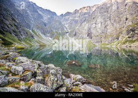 Vue du lac Czarny Staw en Pologne Banque D'Images