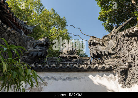 Détail de dragon dans le Jardin Yuyuan ou Yu à Shanghai Banque D'Images