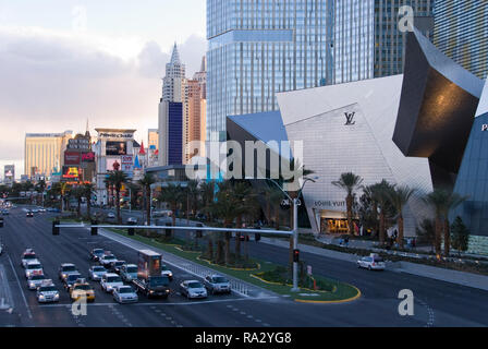 Vue sur Las Vegas Blvd. de la New York New York et Monte Carlo casinos, avec les cristaux au centre-ville Centre Commercial (R), à Las Vegas, Nevada. Banque D'Images