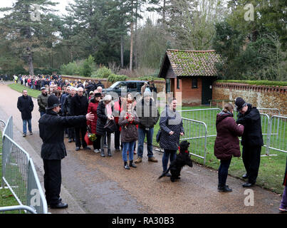 Sandringham, Norfolk, Royaume-Uni. Dec 30, 2018. Des foules immenses se tourna pour voir Sa Majesté la Reine Elizabeth II comme elle fréquente l'Eglise Sainte-marie Madeleine de dimanche matin, à Sandringham, Norfolk, le 30 décembre 2018. Crédit : Paul Marriott/Alamy Live News Banque D'Images