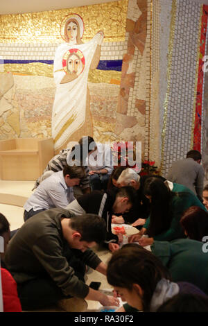 Madrid, Espagne. Dec 30, 2018. La pratique de jeunes volontaires dans le cadre d'un atelier de création en mosaïque. Frère Alois, le Prieur de la communauté de Taizé, a annoncé la ville polonaise de Wroclaw comme ville hôte des 2019 Pèlerinage de confiance sur la terre lors d'une conférence de presse et la prière du soir. Le 3ème jour de la 2018 Pèlerinage de confiance sur la Terre a vu aussi des prières et des ateliers avec des religieux, ainsi que des thèmes sociaux et culturels pour les participants. Crédit : Michael Debets/Alamy Live News Banque D'Images