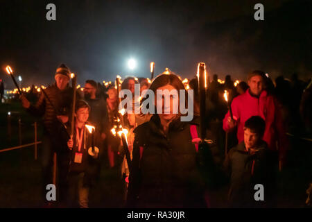 Edinburgh, Ecosse, Royaume-Uni. 30 Décembre, 2018. Relayeurs se rassembler à Holyrood Park pour organiser l'exposé du plan de l'Écosse avec le feu comme un finale à la spectaculaire procession aux flambeaux dans les rues de la capitale qui est l'événement d'ouverture pour lancer la nouvelle année. La procession a été dirigé par PyroCeltica et pronostics de l'équipage du tambour. Credit : Skully/Alamy Live News Banque D'Images