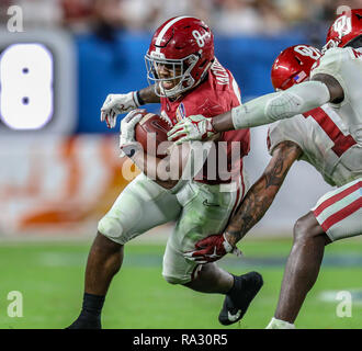 Miami Gardens, Florida, USA. Dec 29, 2018. Alabama RB Josh Jacobs # 8 abaisse sa shouldier comme il est sur le point de prendre contact avec les défenseurs de l'Alabama durant la Capital One Orange Bowl entre l'Alabama Crimson Tide et l'Oklahoma Sooners au Hard Rock Stadium de Miami Gardens, en Floride. Kyle Okita/CSM/Alamy Live News Banque D'Images