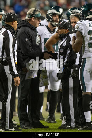 Philadelphia Eagles entraîneur en chef Doug Pederson, gauche, serre la main du juge côté James Coleman (95) lors d'une pause dans le match contre les Redskins de Washington à FedEx Field à Landover, Maryland le 30 décembre 2018. L'Eagles a gagné le match 24 - 0. Credit : Ron Sachs/CNP | conditions dans le monde entier Banque D'Images