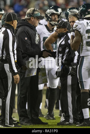 Landover, Maryland, USA. Dec 30, 2018. Philadelphia Eagles entraîneur en chef Doug Pederson, gauche, serre la main du juge côté James Coleman (95) lors d'une pause dans le match contre les Redskins de Washington à FedEx Field à Landover, Maryland le 30 décembre 2018. L'Eagles a gagné le match 24 - 0 Crédit : Ron Sachs/CNP/ZUMA/Alamy Fil Live News Banque D'Images