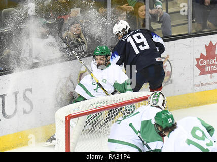 Décembre 29, 2018 US National moins de 18 ans avant de l'équipe Alex Turcotte (19) Dakota du Nord vérifie la lutte contre le défenseur Andrew Peski Hawks (4) dans la bande au cours d'une exhibition men's college match de hockey entre la U.S. National moins de 18 ans et l'Université du Dakota du Nord, la lutte contre les Éperviers de Ralph Engelstad Arena à Grand Forks, ND. Dakota du Nord portait replica 1959 chandails d'équipe. UND a gagné 6-2. Photo par Russell Hons/CSM Banque D'Images