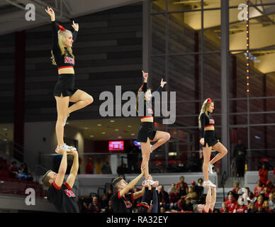 Raleigh, Caroline du Nord, USA. Dec 30, 2018. NC State Wolfpack cheer équipe effectue au cours d'un match contre les Wildcats Davidson le 30 décembre 2018 chez Reynolds Coliseum à Raleigh, NC. Credit : Ed Clemente/ZUMA/Alamy Fil Live News Banque D'Images