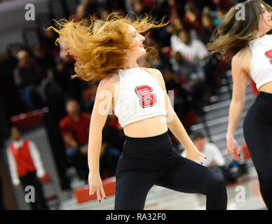 Raleigh, Caroline du Nord, USA. Dec 30, 2018. NC State Wolfpack effectue l'équipe de danse lors d'un match contre les Wildcats Davidson le 30 décembre 2018 chez Reynolds Coliseum à Raleigh, NC. Credit : Ed Clemente/ZUMA/Alamy Fil Live News Banque D'Images