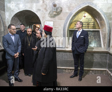 19 décembre 2018, l'Irak, Mossoul : Petr Bystron (r), membre du Bundestag du groupe parlementaire de l'AfD, se tient en marge de la visite du ministre des Affaires étrangères allemand Heiko Maas (SPD, l) à la mor Mattai monastère sur le mont Dschabal Alfaf Bartella et près de Mossoul dans le nord de l'Iraq. Mor Mattai monastère est l'un des plus anciens monastères chrétiens existant dans le monde. Fondée en 363, le monastère est actuellement tenu par l'Église orthodoxe syrienne. Depuis le début de la crise irakienne en 2014, l'État islamique (EST) a menacé le monastère. À seulement quelques kilomètres de l'monaster Banque D'Images