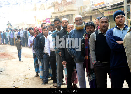 Dhaka, Bangladesh. Dec 30, 2018. Électeurs masculins du Bangladesh pour attendre leur distribution en ligne à l'extérieur d'un bureau de vote de Dhaka, Bangladesh, le 30 décembre 2018 Crédit : Mamunur Rashid/Alamy Live News Banque D'Images