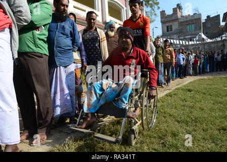 Dhaka, Bangladesh. Dec 30, 2018. Électeurs masculins du Bangladesh pour attendre leur distribution en ligne à l'extérieur d'un bureau de vote de Dhaka, Bangladesh, le 30 décembre 2018 Crédit : Mamunur Rashid/Alamy Live News Banque D'Images