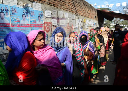 Dhaka, Bangladesh. Dec 30, 2018. Les femmes du Bangladesh pour attendre les électeurs dans leur activité à l'extérieur d'un bureau de vote de Dhaka, Bangladesh, le 30 décembre 2018 Crédit : Mamunur Rashid/Alamy Live News Banque D'Images