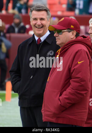 Redskins de Washington le président de l'équipe Bruce Allen, gauche et propriétaire Daniel M. Snyder, droite, converse avant le match contre les Eagles de Philadelphie à FedEx Field à Landover, Maryland le 30 décembre 2018. Credit : Ron Sachs/CNP /MediaPunch Banque D'Images