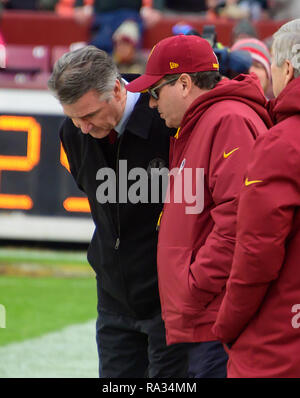 Redskins de Washington le président de l'équipe Bruce Allen, gauche et propriétaire Daniel M. Snyder, droite, converse avant le match contre les Eagles de Philadelphie à FedEx Field à Landover, Maryland le 30 décembre 2018. Credit : Ron Sachs/CNP /MediaPunch Banque D'Images