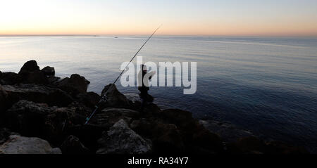 Palma, Espagne. 31 Dec, 2018. Manolo d'Espagne va à la pêche quand il le peut lorsque le soleil se lève, aujourd'hui à Playa de Palma poissons pendant la matinée ensoleillée du dernier jour de l'année. Credit : Clara Margais/dpa/Alamy Live News Banque D'Images