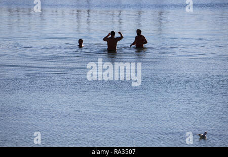 Palma, Espagne. 31 Dec, 2018. Les gens vu nager dans la plage de Cala Estancia sur Palma durant la matinée ensoleillée du dernier jour de l'année. Credit : Clara Margais/dpa/Alamy Live News Banque D'Images