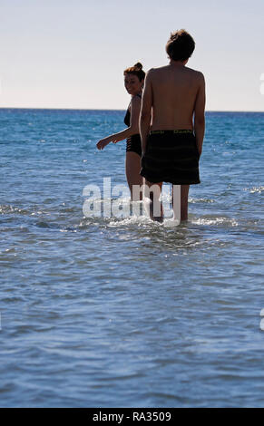 Palma, Espagne. 31 Dec, 2018. Joana et Martin de Pologne vu vu sur la plage Arenal au cours de la matinée ensoleillée du dernier jour de l'année. Credit : Clara Margais/dpa/Alamy Live News Banque D'Images