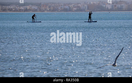 Palma, Espagne. 31 Dec, 2018. Vu les gens faire du Stand Up Paddle sur la plage de Palma au cours de la matinée ensoleillée du dernier jour de l'année. Credit : Clara Margais/dpa/Alamy Live News Banque D'Images