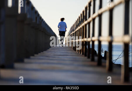 Palma, Espagne. 31 Dec, 2018. Une femme passe près de la plage de Palma au cours de la matinée ensoleillée du dernier jour de l'année. Credit : Clara Margais/dpa/Alamy Live News Banque D'Images