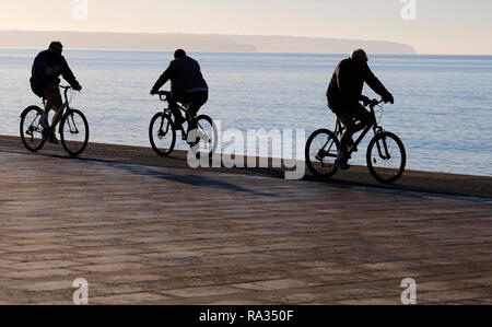 Palma, Espagne. 31 Dec, 2018. Les cyclistes pédaler dans es Molinar sur Palma durant la matinée ensoleillée du dernier jour de l'année. Credit : Clara Margais/dpa/Alamy Live News Banque D'Images