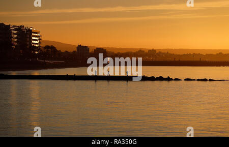 Palma, Espagne. 31 Dec, 2018. Les gens qui marchent sur une digue à Playa de Palma au cours de la matinée ensoleillée du dernier jour de l'année. Credit : Clara Margais/dpa/Alamy Live News Banque D'Images