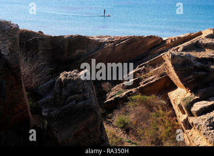 Palma, Espagne. 31 Dec, 2018. Vu d'une personne faisant du Stand Up Paddle sur la plage de Palma au cours de la matinée ensoleillée du dernier jour de l'année. Credit : Clara Margais/dpa/Alamy Live News Banque D'Images